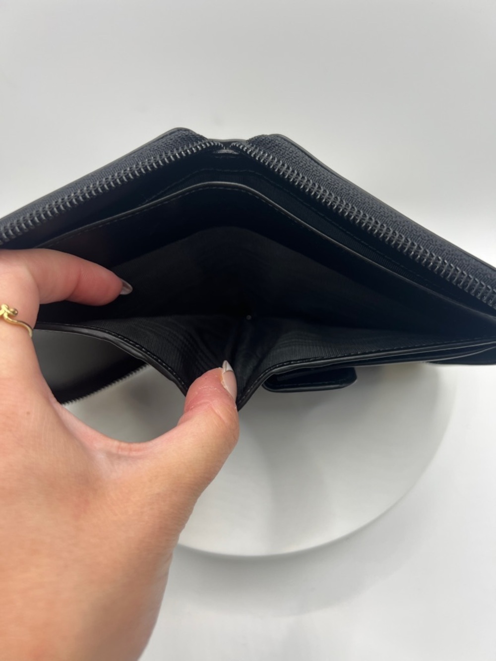 7050. Authentic Gucci Black Leather Zip Wallet with Glossy Logo. Made in Italy. - Picture 15 of 16